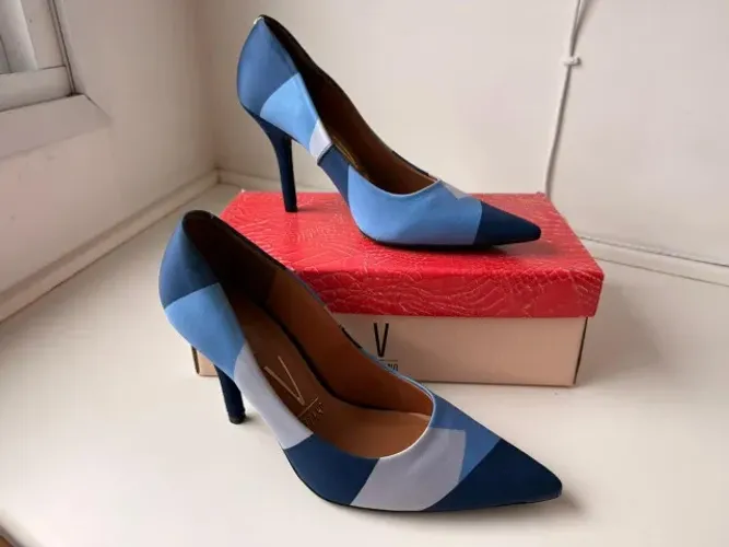 Scarpin Tom de Azul, Salto alto 10cm, bico fino, Marca: Vizzano, nº 37