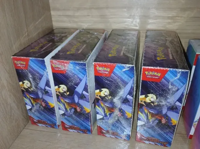 4 (quatro) booster box Pokémon Rivais Predestinados.