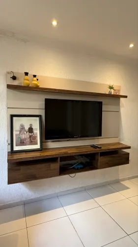 Painel de TV com TV inclusa
