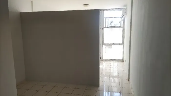 Sala comercial renovada no Centro - Ed. Colonial (X c/ Teatro Artur Azevedo) 24 m2
