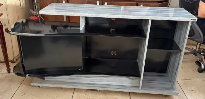 Rack pra TV sala usado barato conservado com rodinhas