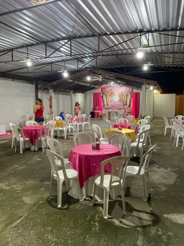Mesas e cadeiras para aluguel