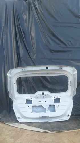 Tampa traseira Ford Ka 2015 branca com detalhe 