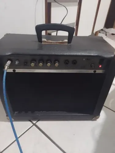 Caixa com distorção para guitarra 20 watts