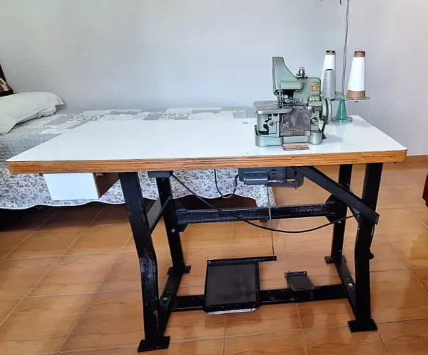 Máquina Overloque com mesa