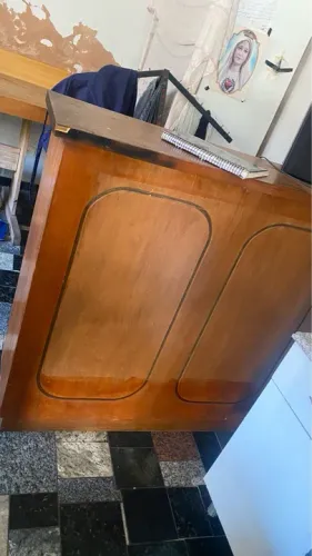 Balcão de venda de madeira pura .