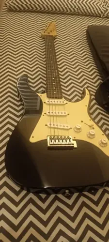 Guitarra Golden com case acolchoado 