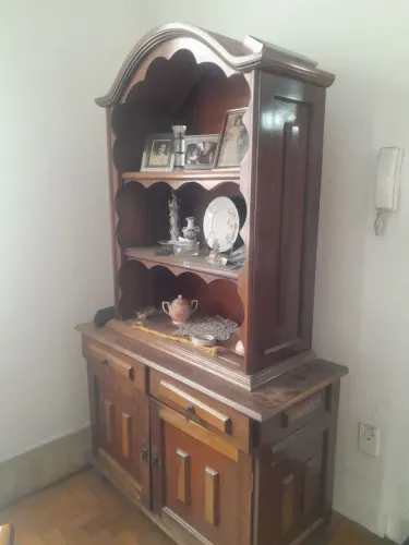 Armário de Madeira Antigo com 2 Portas e Prateleiras