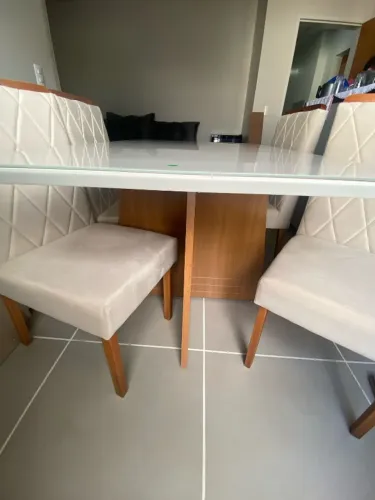 Mesa de Jantar com 4 cadeiras 1.20x90 cadeiras de amdeira no linho