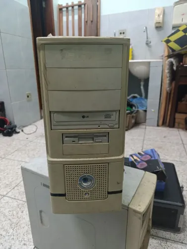 Computador AMD Atlhon 2800 mobile + 512 MB memória + HD 20gb  Win XP instalado