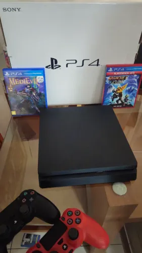 Play Station 4 slim de 1 tb. Inclui 2 controles, 1 fone gamer e 1 suporte carregador