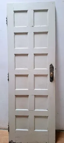 Porta de entrada com fechadura estilo colonial. Madeira maciça.