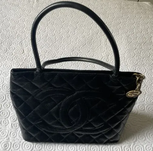 BOLSA CHANEL TOTE CAVIAR MEDALION PRETA