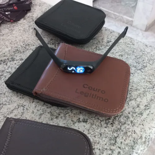 Carteira de couro mais relógio digital de brinde