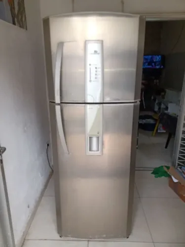 Geladeira continental Frost Free - com defeito, com motor novo e placa funcionando