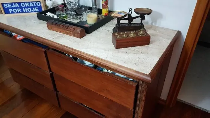 Aparador buffet em madeira com tampo de granito