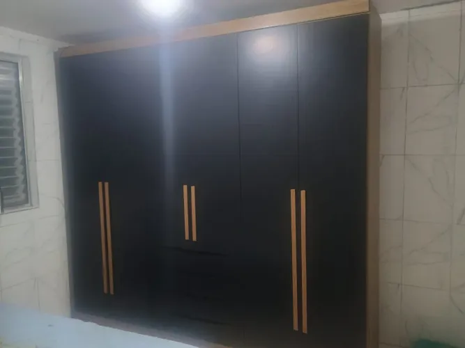 Guarda-Roupa Moderno Preto e Amadeirado