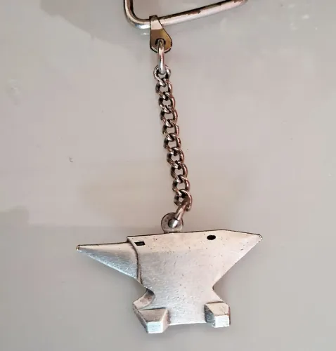 Antiga Bigorna em miniatura de chaveiro.