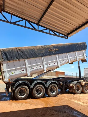 Carreta Caçamba LS ano 2013 noma 2 suspensor tampa porteira muito conservada