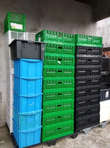Caixas organizadora e paletes de plástico..