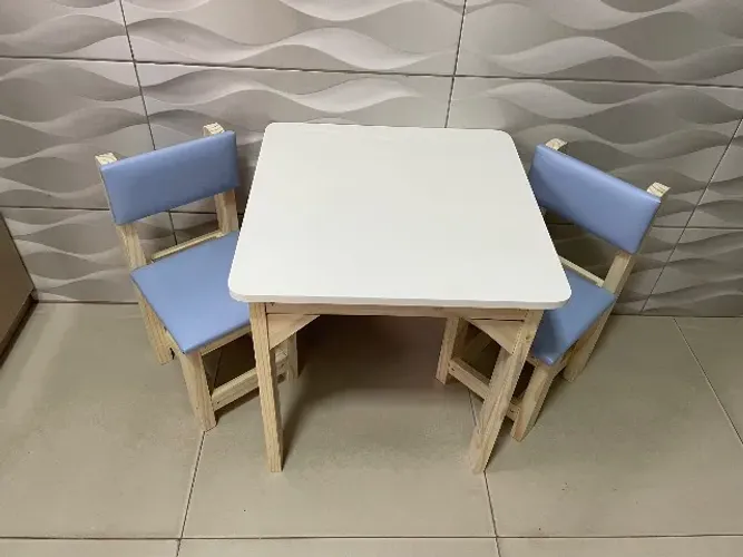 Mesa mdf baú, com cadeiras estofadas, azul claro