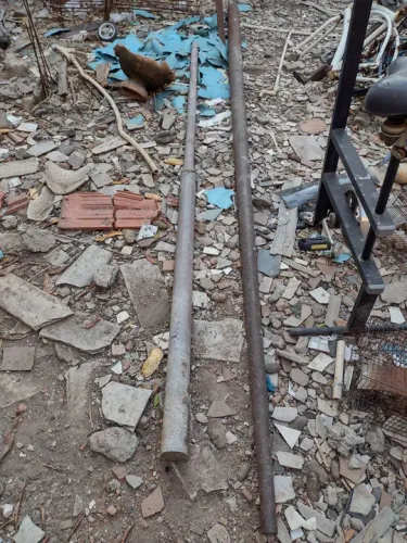 2 postes de ferro para instalação elétrica 