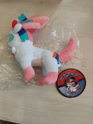 Pelúcia Sylveon Pokémon 19cm