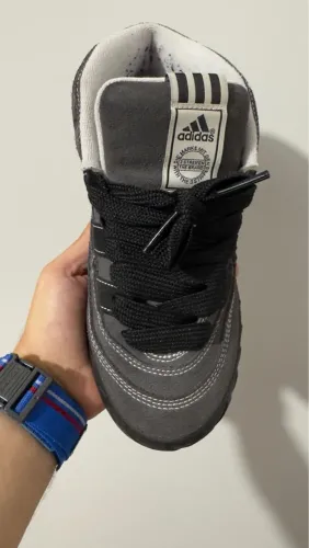 Tênis adidas 
