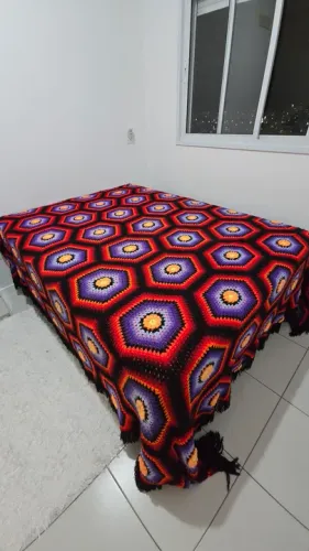 Colcha de crochê em estilo hexagonal