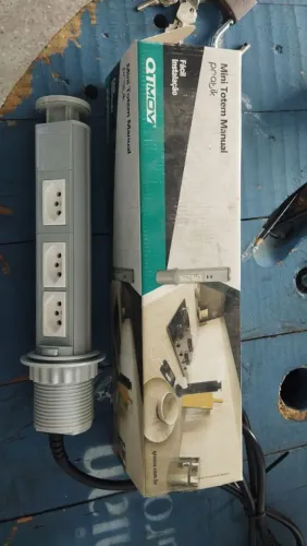 Mini totem manual de mesa elétrica NBR 20amp na cor cinza