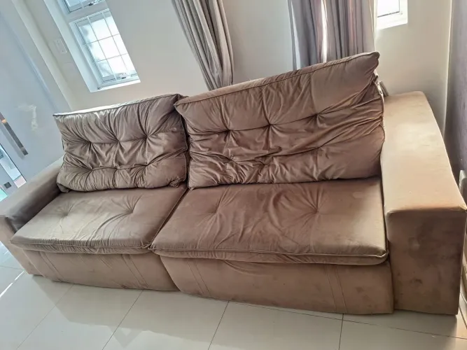 Sofá 3 lugares retrátil, com design moderno e confortável