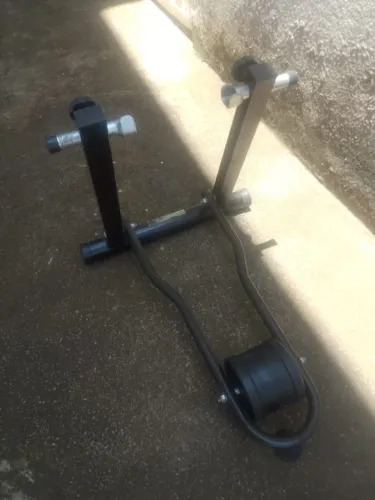 Bicicleta aro 26 + rolo de treino e acessórios