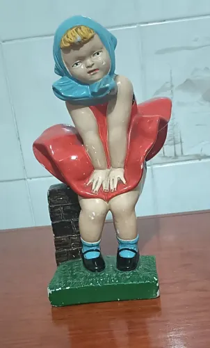 ANTIGA ESCULTURA GESSO 24 X 19 X 8cm MENINA CAPUZ AZUL PINTURA A MÃO *ANOS 50* VINTAGE