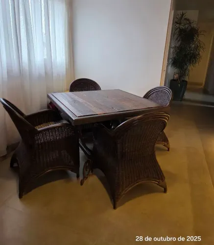 Mesa em ferro e madeira de demolição com 4 cadeiras em rattan
