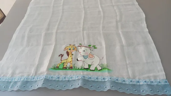 Toalha de bebê com estampa de bichinhos