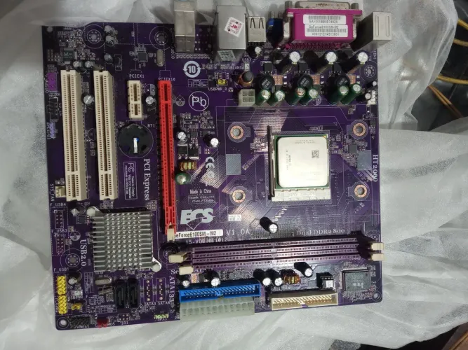 Placa-mãe ECS 15-V09-011012 ? usada com defeito (para reaproveitamento ou conserto)<br>