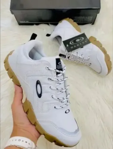 Botinha Oakley branca ano novo ?