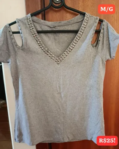 Blusa Cinza com Detalhes em Strass Conservada