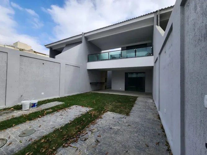 Vendo Casa Condomínio Vale dos Tucanos, 180 m² área constrída, 5 quartos sendo 4 suítes, F