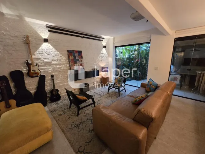 Casa de vila reformada à venda com 3 dorms