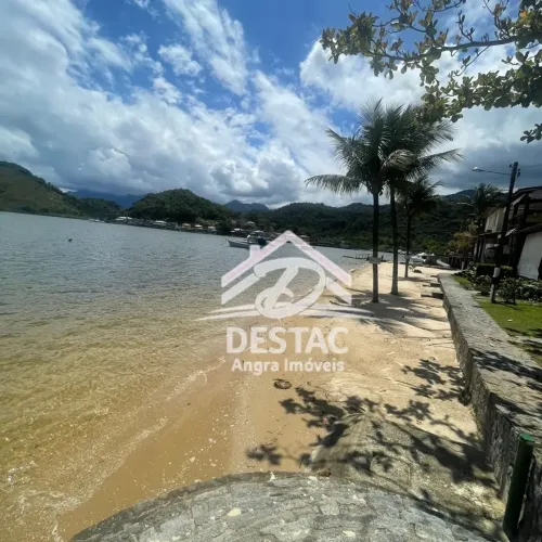 Casa em condomínio com praia privativa e com vista para o mar