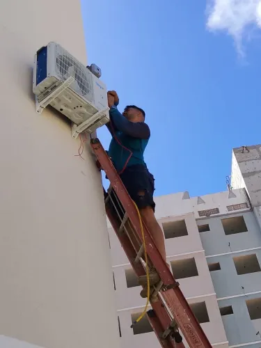 Técnico em refrigeração de ar condicionado 