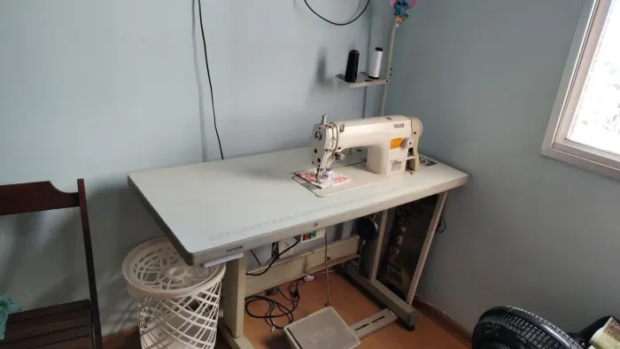 Máquina de costura industrial reta