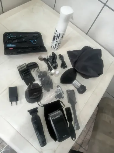 Kit para cortar cabelo Kemei, acompanha outros acessórios tudo novo