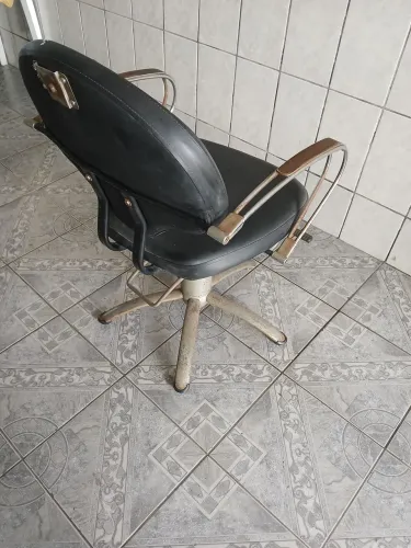 Cadeira para barbeiro Idraulica precisa de alguns reparos 