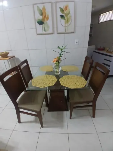 Mesa com 4 cadeiras