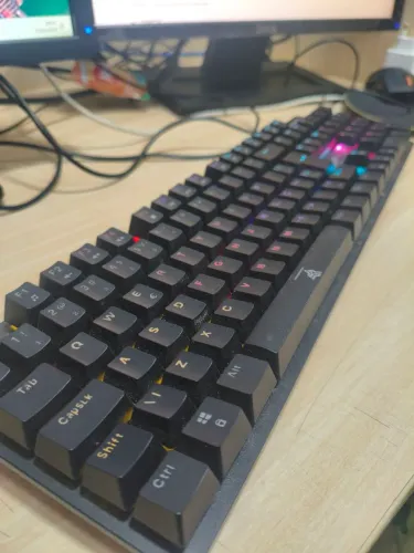 Teclado mecânico e mouse RGB