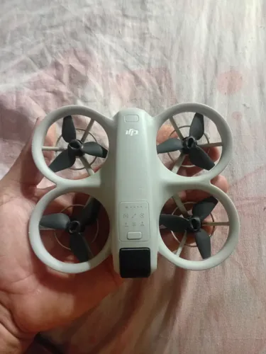 Drone dji neo 1 estandarte controlado pelo celular no pretinho