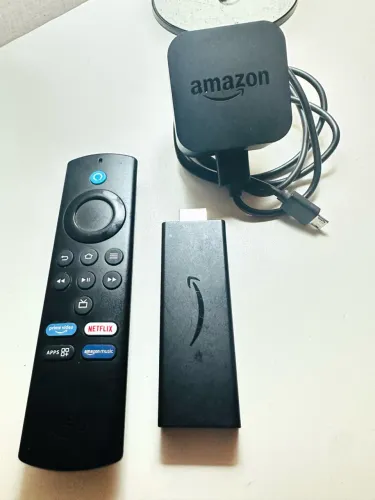 Amazon Fire TV Stick Completo (Com Controle de Voz Alexa) - Perfeito Estado