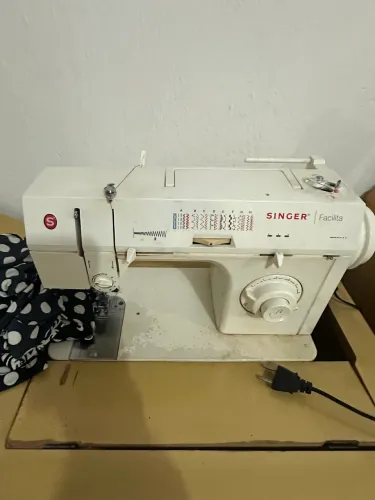 Máquina de Costura Singer Facilita com gabinete